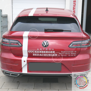 Autobeschriftung in hellem grau auf VW Arteon.