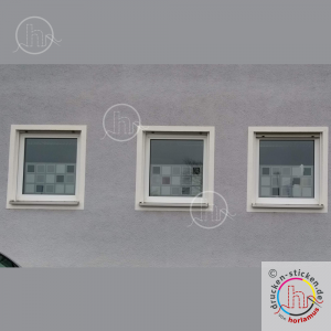 Sichtschutz kombiniert aus Milchglasfolie und farbiger Plotterfolie. Von außen ergibt es ein einheitliches Erscheinugnsbild mehrerer Fenster.