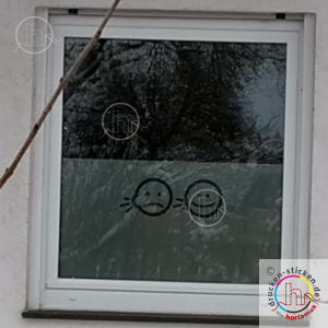 Praxisfenster von außen - Sichtschutz mit integriertem Logo
