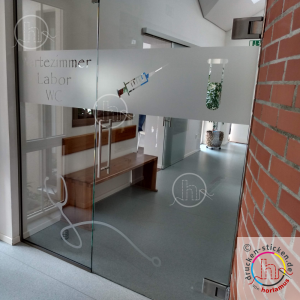 Glastüren in einer Arztpraxis mit Glasdekorfolie gestaltet, damit sie nicht übersehen werden.